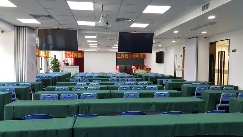 <b>超大多媒體教室，輕松容納200人</b>